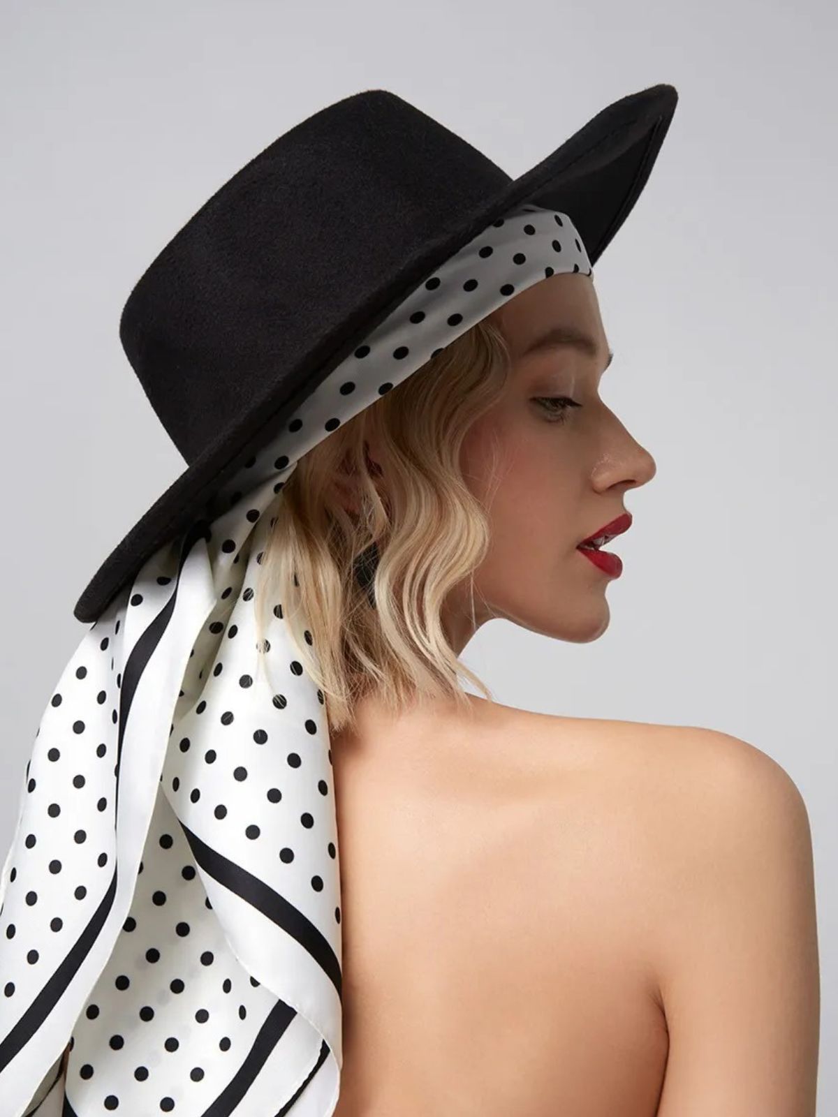 Foulard femme aspect soie, foulard blanc à pois, carré soyeux 90x90, accessoire tête ou cou, style rétro chic, modèle Georgette - Écharpe - Blanc