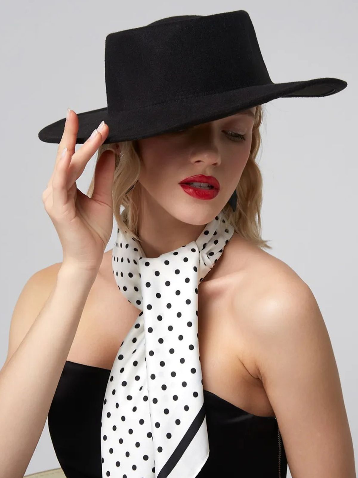 Foulard femme aspect soie, foulard blanc à pois, carré soyeux 90x90, accessoire tête ou cou, style rétro chic, modèle Georgette - Écharpe - Blanc