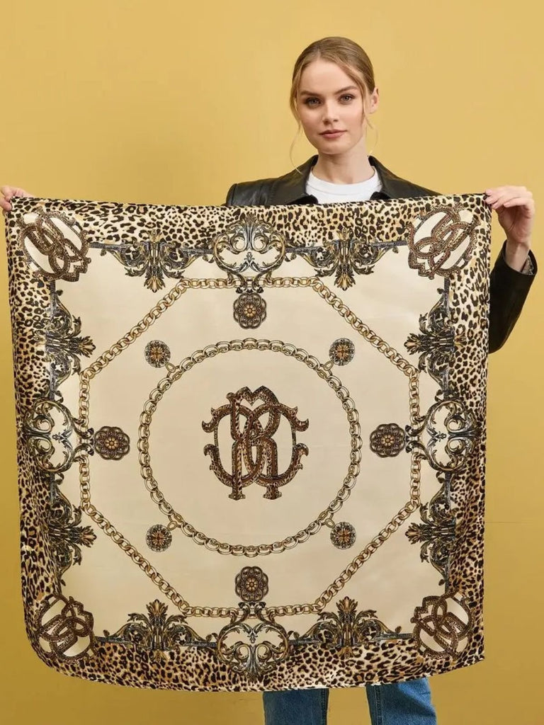 Foulard femme aspect soie, imprimé léopard chic, foulard carré 90x90, accessoire cheveux, foulard sac, style chaîne baroque, foulard doux au toucher, foulard crème et noir, modèle Pryia - Écharpe - Beige
