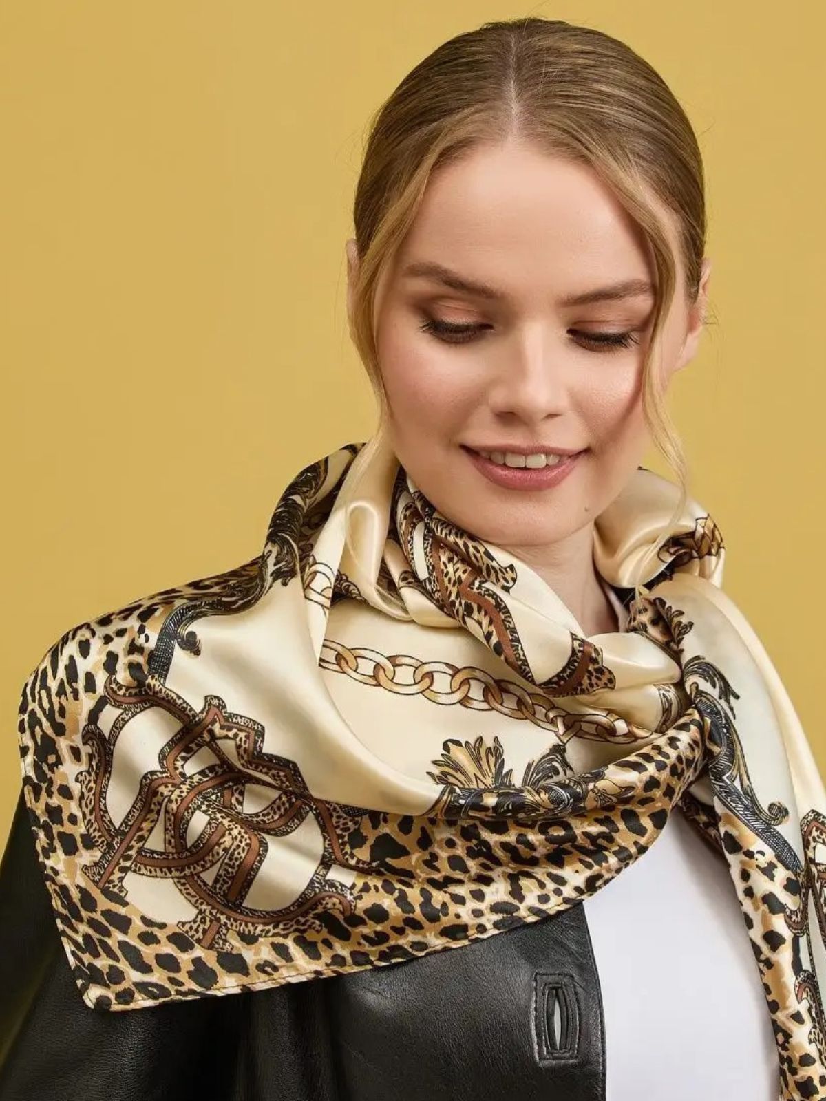 Foulard femme aspect soie, imprimé léopard chic, foulard carré 90x90, accessoire cheveux, foulard sac, style chaîne baroque, foulard doux au toucher, foulard crème et noir, modèle Pryia - Écharpe - Beige