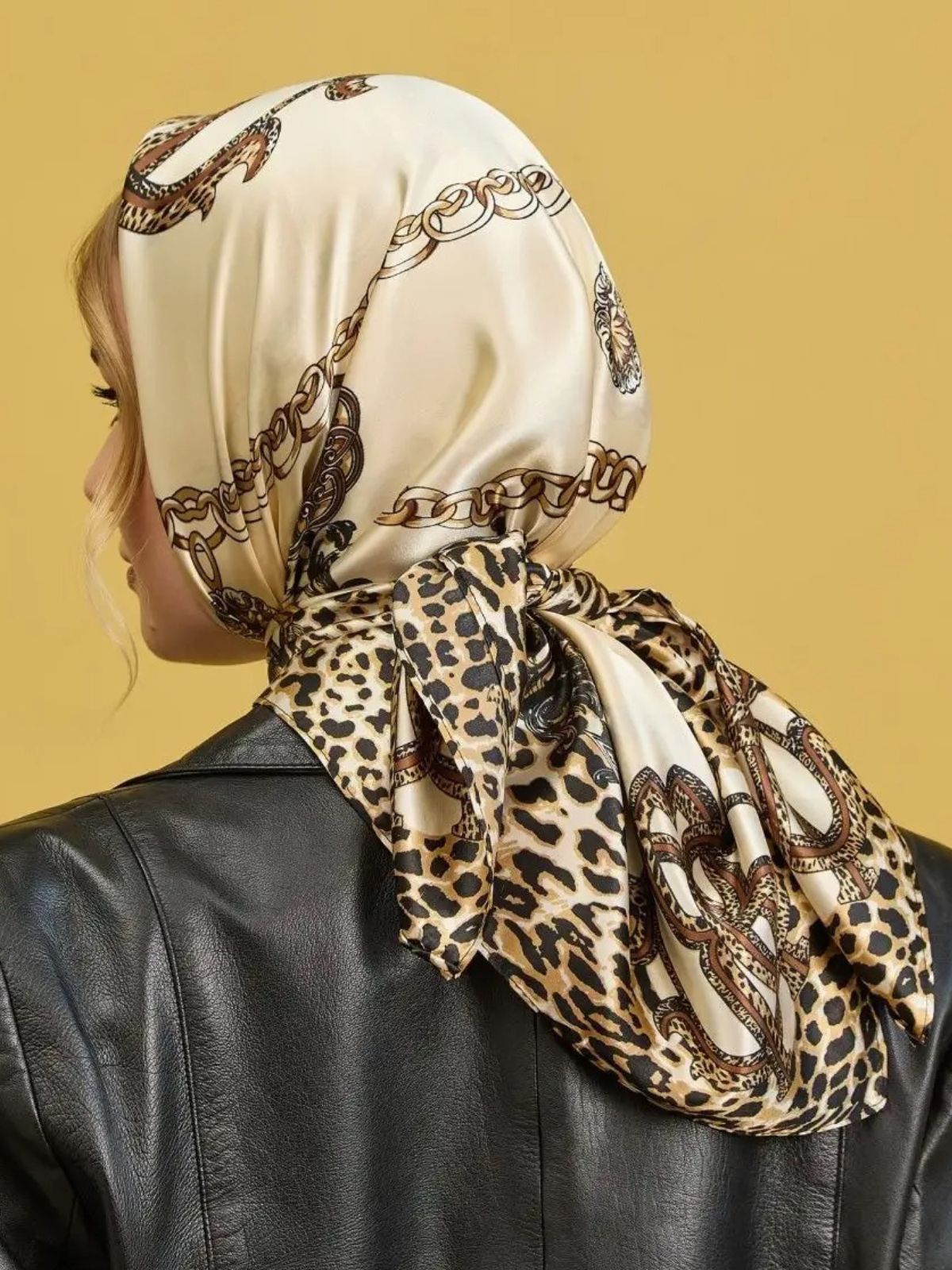 Foulard femme aspect soie, imprimé léopard chic, foulard carré 90x90, accessoire cheveux, foulard sac, style chaîne baroque, foulard doux au toucher, foulard crème et noir, modèle Pryia - Écharpe - Beige