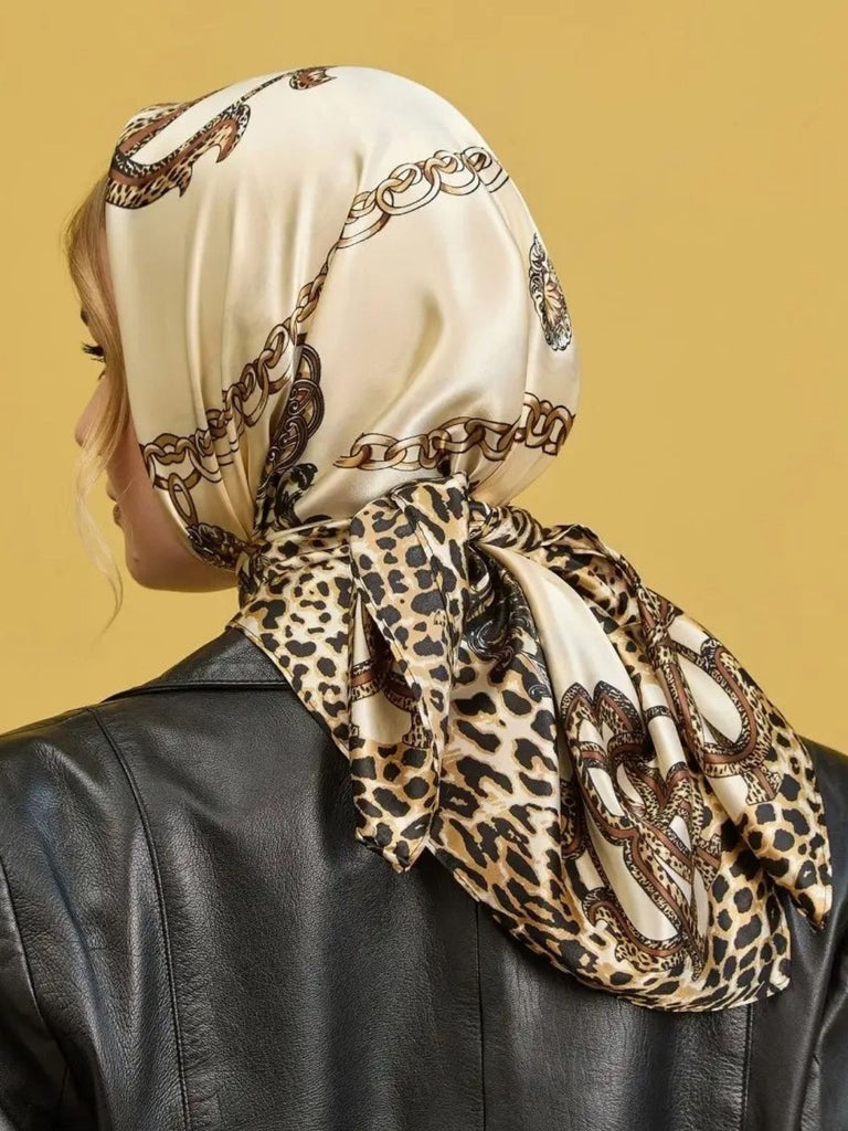 Foulard femme aspect soie, imprimé léopard chic, foulard carré 90x90, accessoire cheveux, foulard sac, style chaîne baroque, foulard doux au toucher, foulard crème et noir, modèle Pryia - Écharpe - Beige