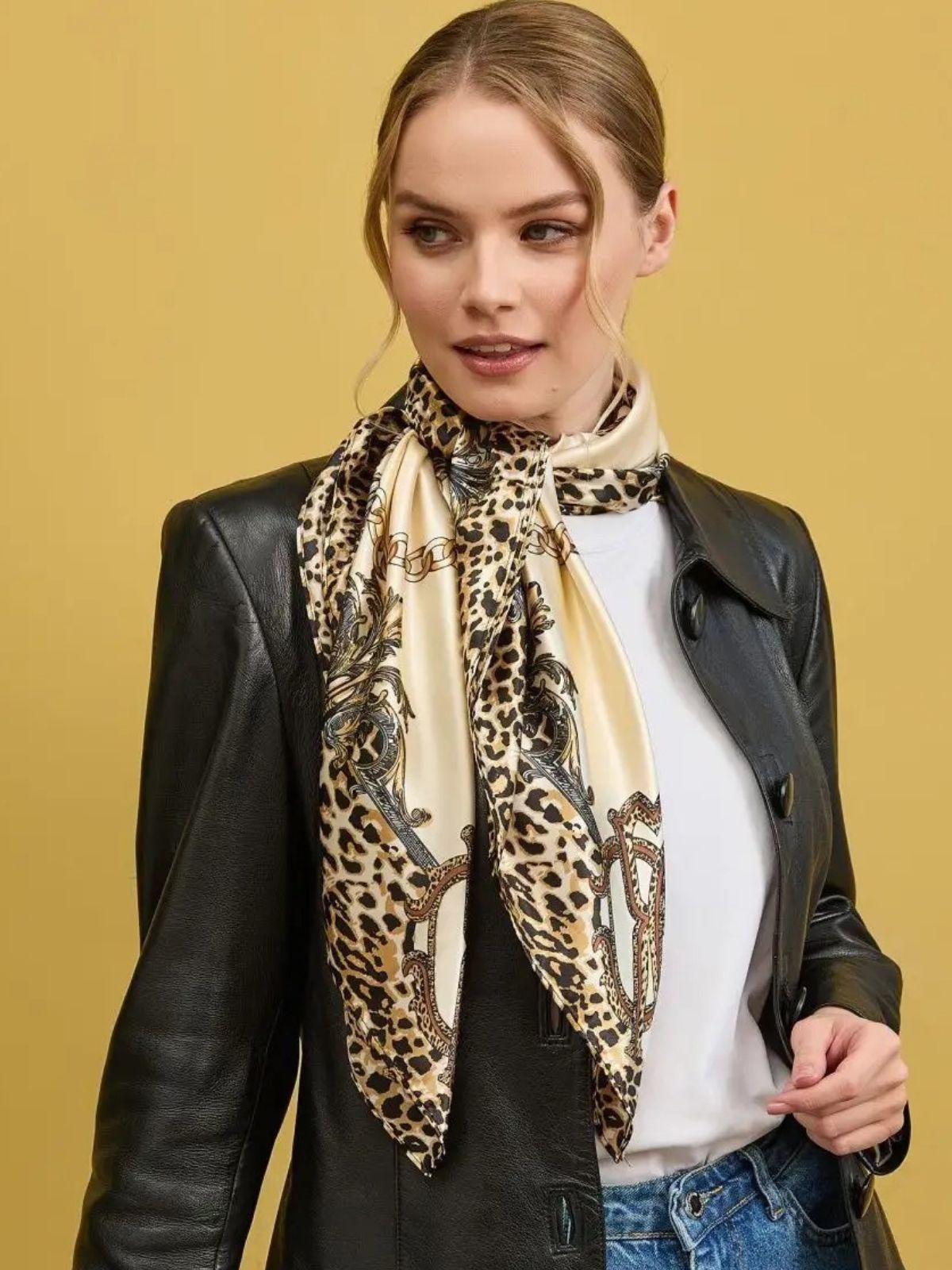 Foulard femme aspect soie, imprimé léopard chic, foulard carré 90x90, accessoire cheveux, foulard sac, style chaîne baroque, foulard doux au toucher, foulard crème et noir, modèle Pryia - Écharpe - Beige
