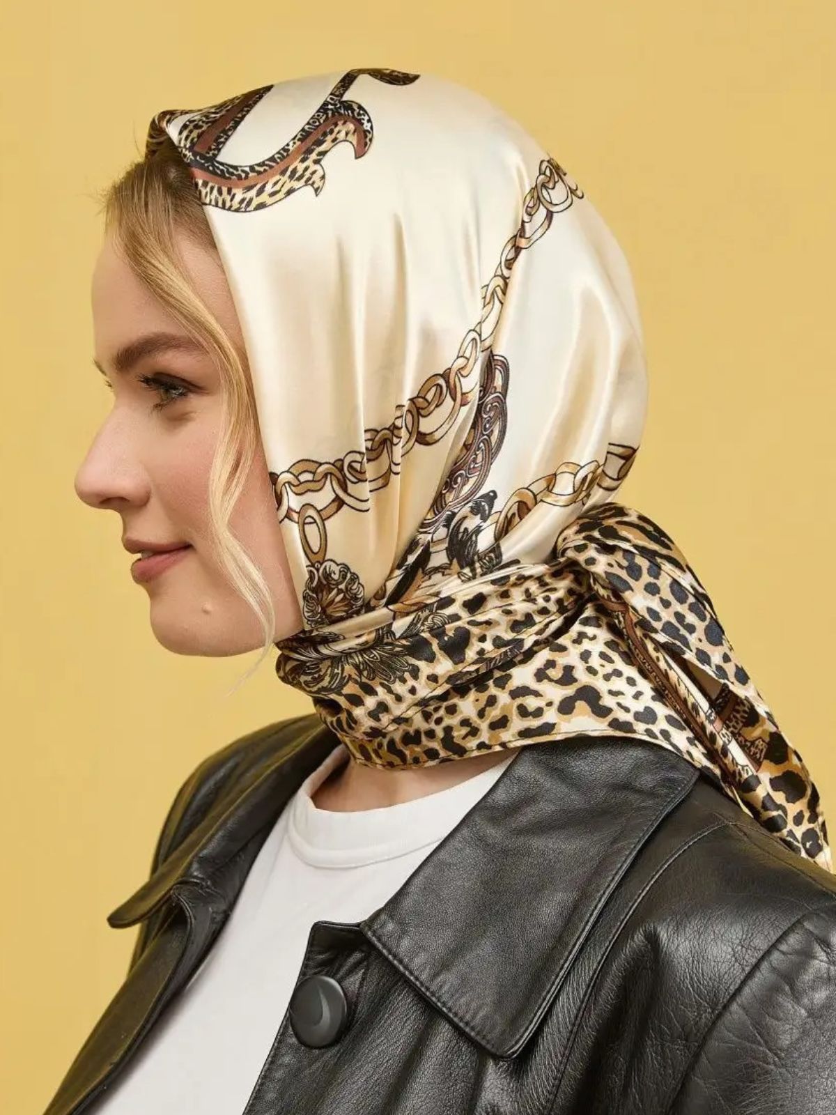 Foulard femme aspect soie, imprimé léopard chic, foulard carré 90x90, accessoire cheveux, foulard sac, style chaîne baroque, foulard doux au toucher, foulard crème et noir, modèle Pryia - Écharpe - Beige