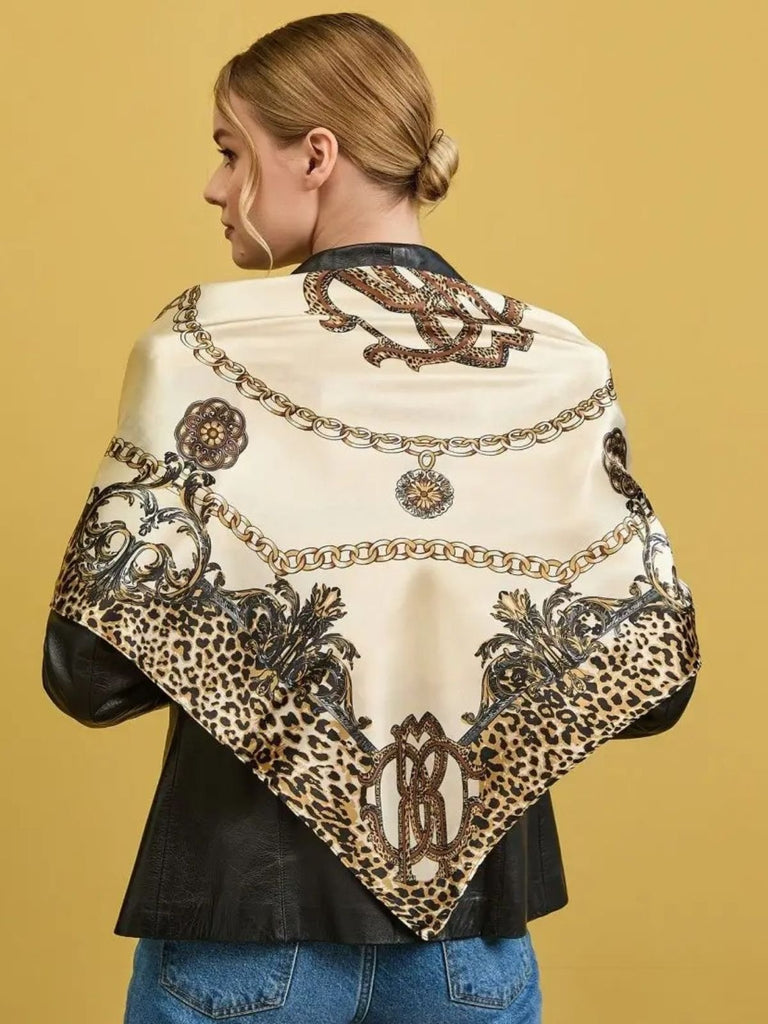 Foulard femme aspect soie, imprimé léopard chic, foulard carré 90x90, accessoire cheveux, foulard sac, style chaîne baroque, foulard doux au toucher, foulard crème et noir, modèle Pryia - Écharpe - Beige