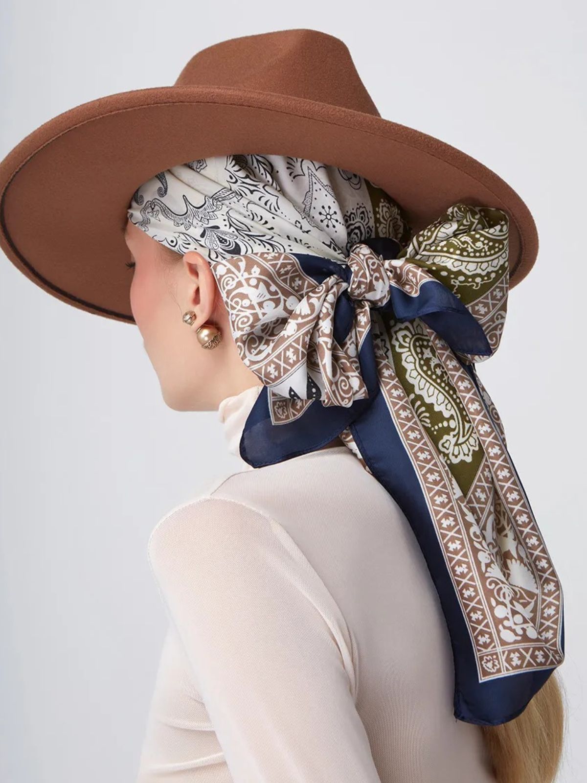 Foulard femme aspect soie viscose, carré 90x90, motif cachemire multicolore, accessoire cheveux, écharpe fine légère, style chic printemps été, cadeau original modèle Clémence - Écharpe - Cachemire