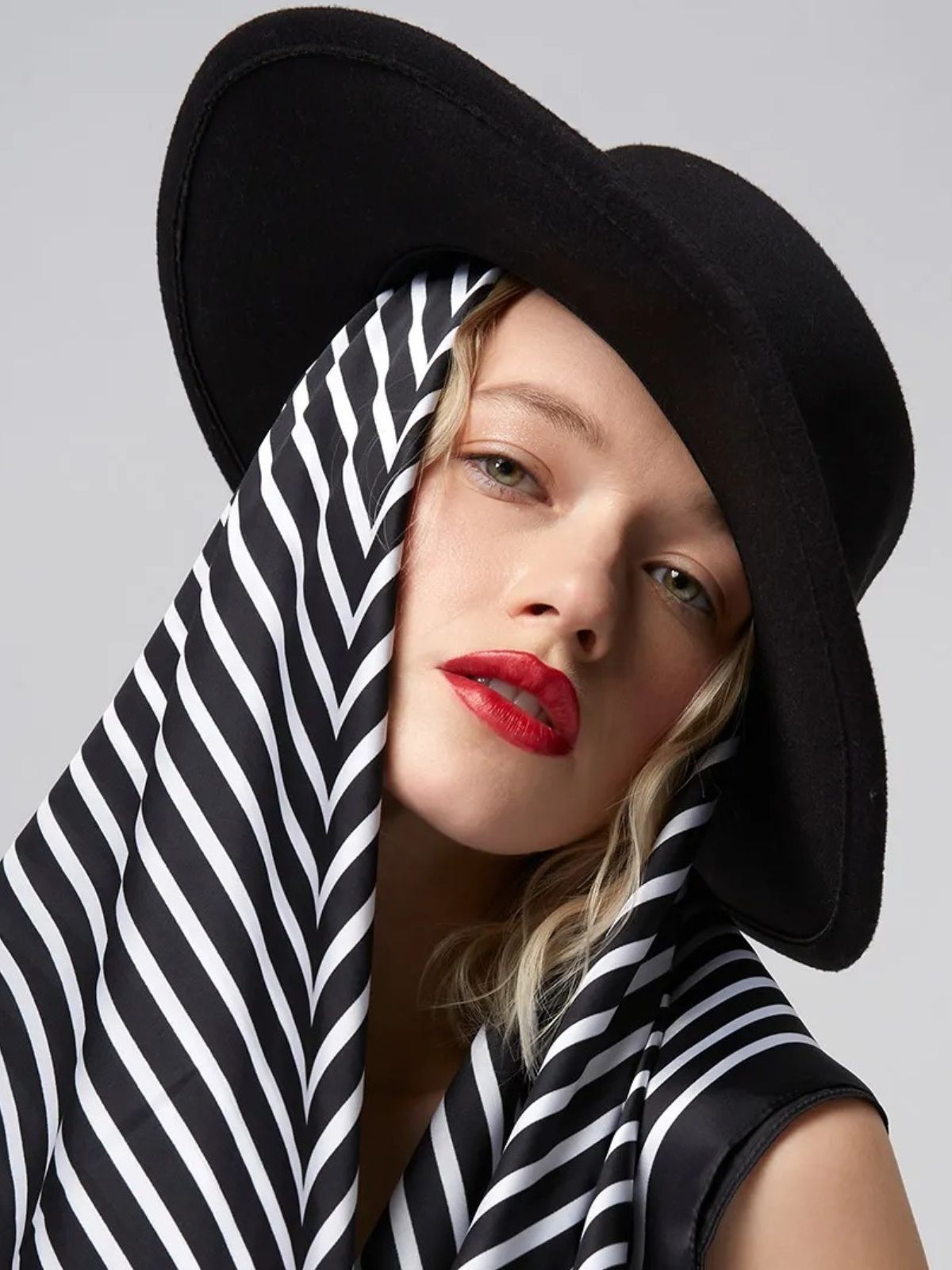 Foulard femme carré, soie mélangée légère, imprimé graphique noir et blanc, accessoire tête ou cou, idéal printemps été, idée cadeau femme, style moderne chic, modèle Musa - Écharpe - Noir