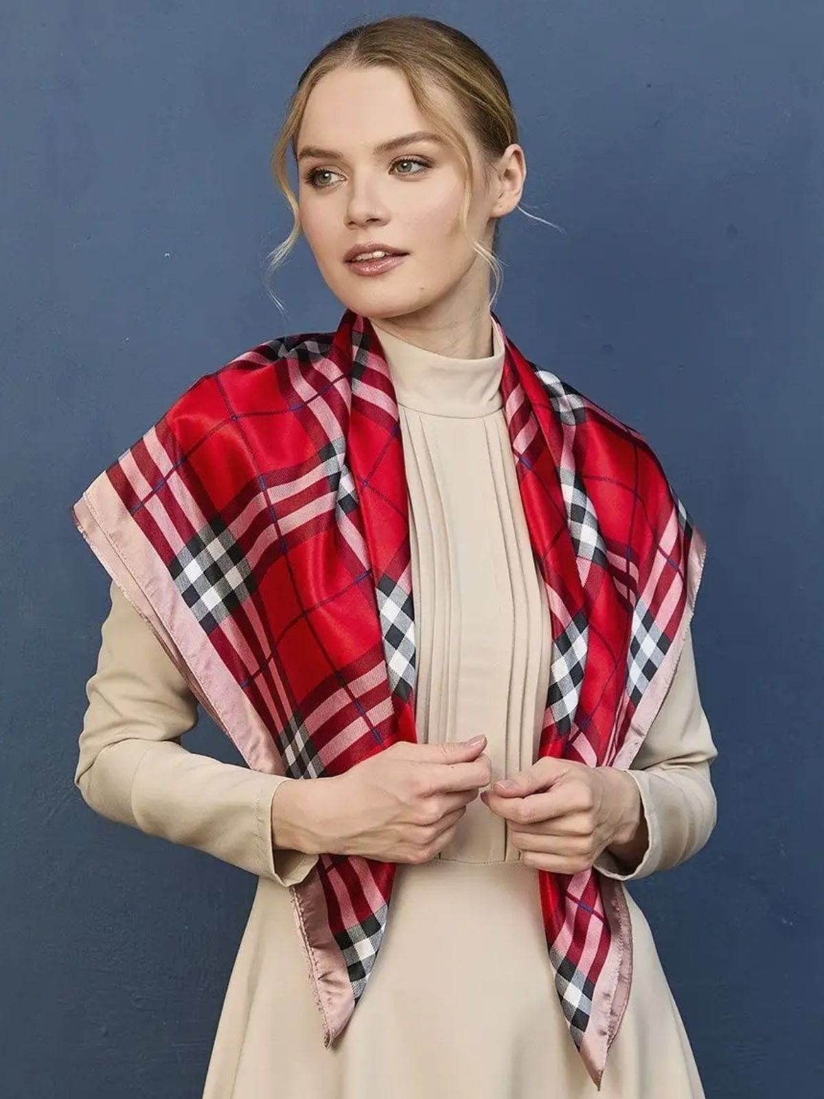 Foulard femme effet satiné rouge, foulard carré 90x90 cm, motif écossais, tissu respirant et doux, accessoire cheveux ou cou, foulard religieux élégant, modèle Paolah - Écharpe - Rouge