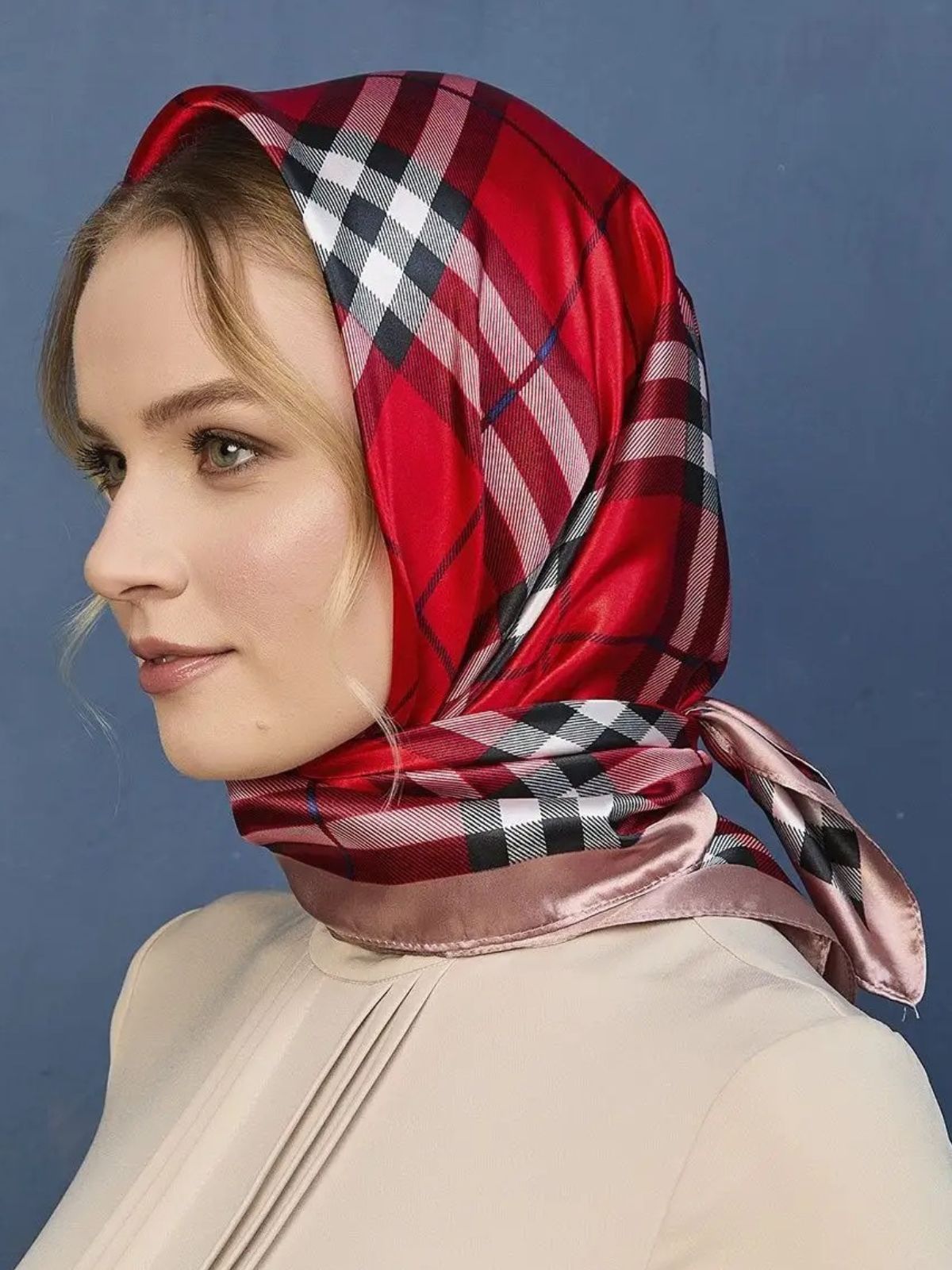 Foulard femme effet satiné rouge, foulard carré 90x90 cm, motif écossais, tissu respirant et doux, accessoire cheveux ou cou, foulard religieux élégant, modèle Paolah - Écharpe - Rouge