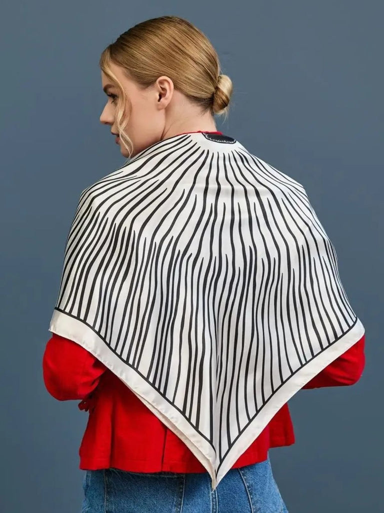 Foulard femme effet satiné soyeux, carré noir et blanc, imprimé graphique rayures, accessoire cheveux et cou, foulard bandana léger, modèle Leylah - Écharpe - Blanc