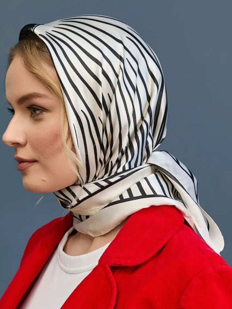 Foulard femme effet satiné soyeux, carré noir et blanc, imprimé graphique rayures, accessoire cheveux et cou, foulard bandana léger, modèle Leylah - Écharpe - Blanc
