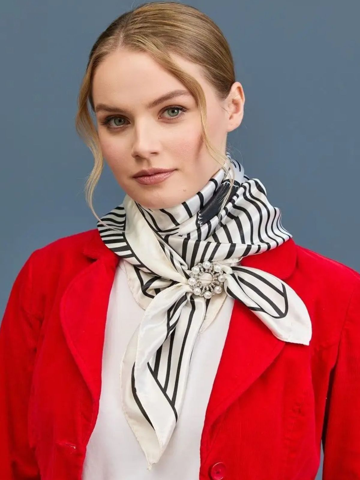 Foulard femme effet satiné soyeux, carré noir et blanc, imprimé graphique rayures, accessoire cheveux et cou, foulard bandana léger, modèle Leylah - Écharpe - Blanc