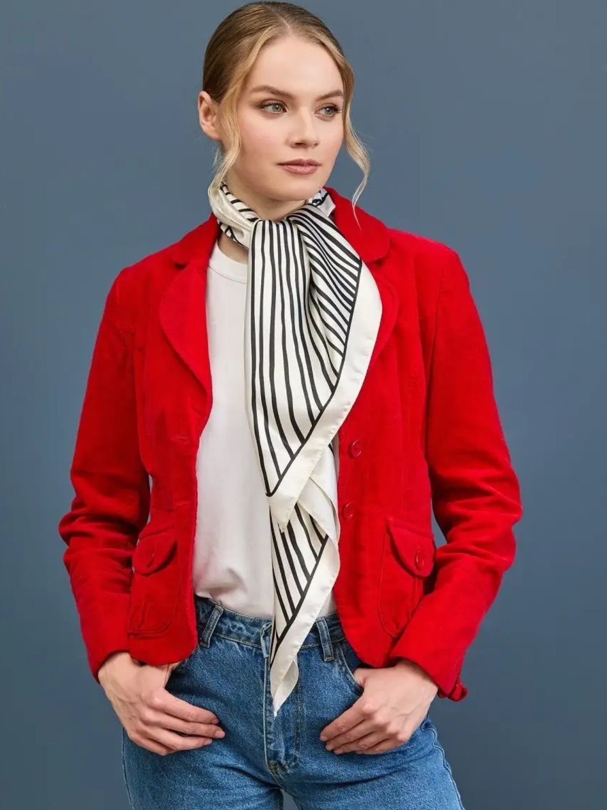 Foulard femme effet satiné soyeux, carré noir et blanc, imprimé graphique rayures, accessoire cheveux et cou, foulard bandana léger, modèle Leylah - Écharpe - Blanc