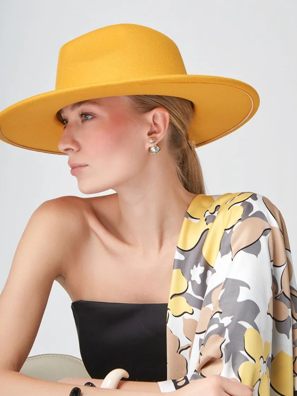 Foulard femme en aspect soie, grand carré floral, tons beige jaune gris, accessoire cheveux ou cou, doux et léger, printemps été, modèle Juliana - Écharpe - Fleuri