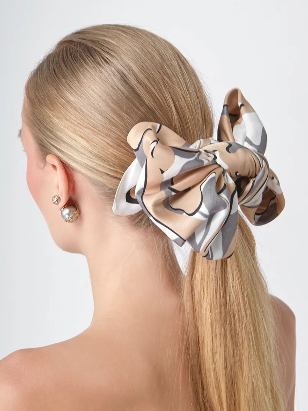 Foulard femme en aspect soie, grand carré floral, tons beige jaune gris, accessoire cheveux ou cou, doux et léger, printemps été, modèle Juliana - Écharpe - Fleuri