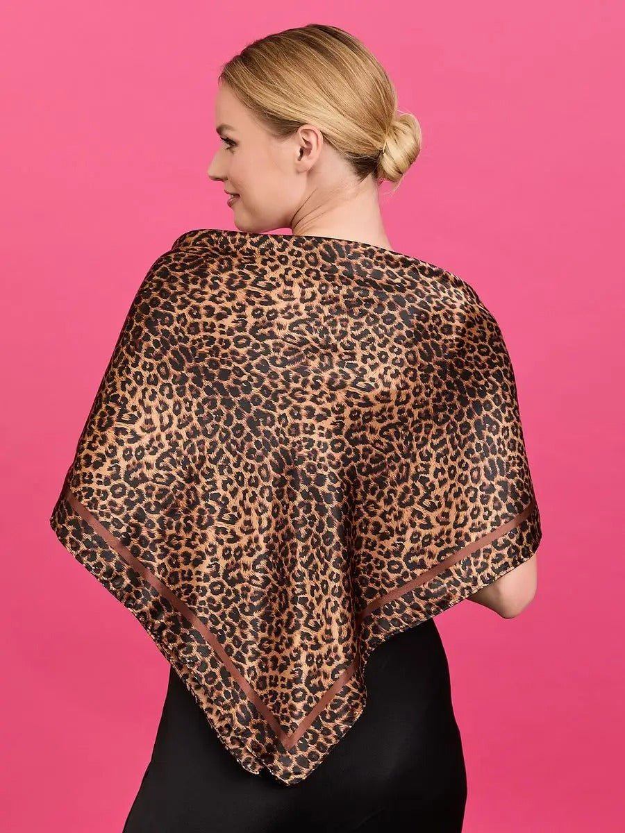 Foulard femme léopard, carré effet satiné, 90x90cm, accessoire mode, foulard cheveux, foulard cou, imprimé animal, soyeux, brillant, look chic, multi - usages, modèle Iloa - Écharpe - Léopard