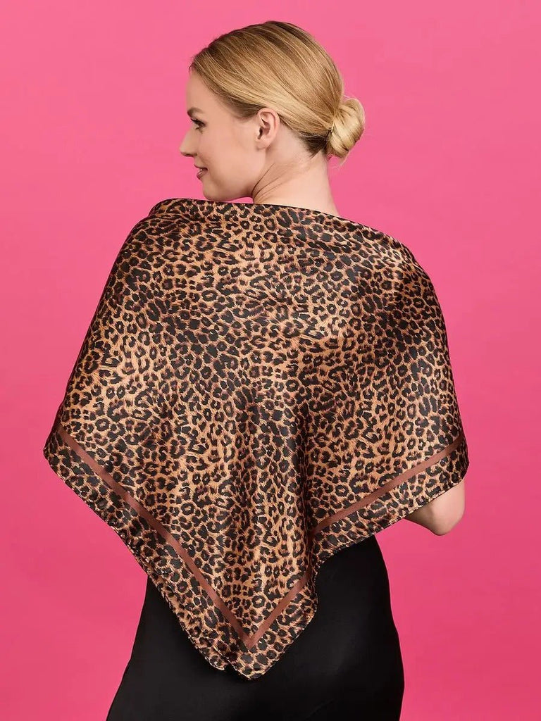 Foulard femme léopard, carré effet satiné, 90x90cm, accessoire mode, foulard cheveux, foulard cou, imprimé animal, soyeux, brillant, look chic, multi - usages, modèle Iloa - Écharpe - Léopard