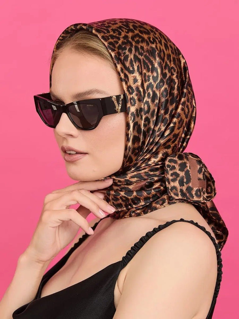 Foulard femme léopard, carré effet satiné, 90x90cm, accessoire mode, foulard cheveux, foulard cou, imprimé animal, soyeux, brillant, look chic, multi - usages, modèle Iloa - Écharpe - Léopard
