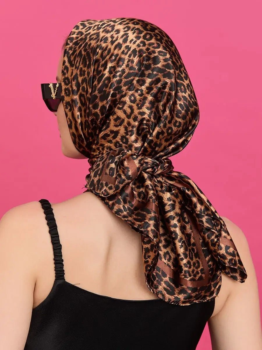 Foulard femme léopard, carré effet satiné, 90x90cm, accessoire mode, foulard cheveux, foulard cou, imprimé animal, soyeux, brillant, look chic, multi - usages, modèle Iloa - Écharpe - Léopard