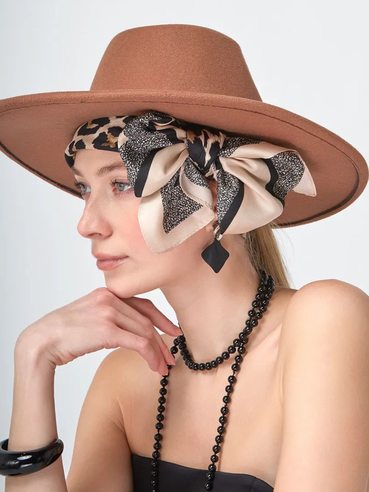 Foulard femme soyeux léopard, carré 90x90 cm, accessoire cheveux ou cou, imprimé animal beige et noir, printemps été modèle Pricilla - Écharpe - Beige Léopard