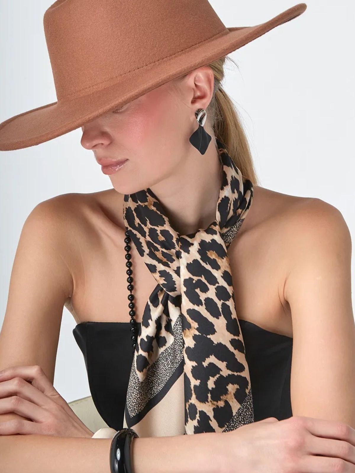 Foulard femme soyeux léopard, carré 90x90 cm, accessoire cheveux ou cou, imprimé animal beige et noir, printemps été modèle Pricilla - Écharpe - Beige Léopard