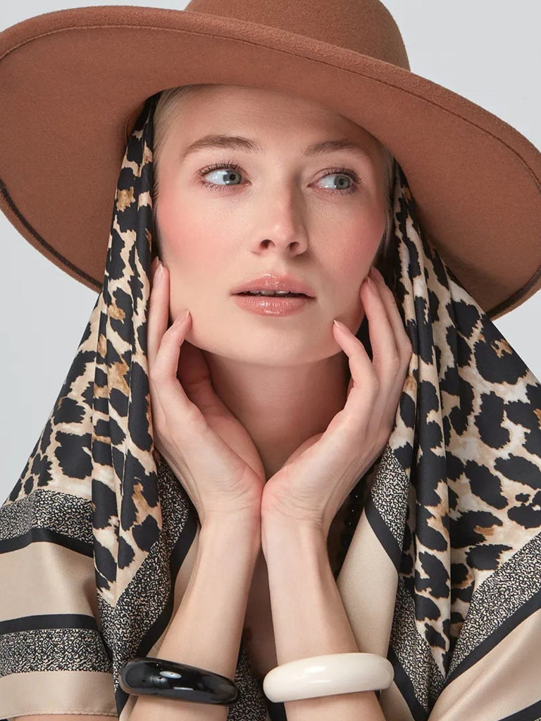 Foulard femme soyeux léopard, carré 90x90 cm, accessoire cheveux ou cou, imprimé animal beige et noir, printemps été modèle Pricilla - Écharpe - Beige Léopard