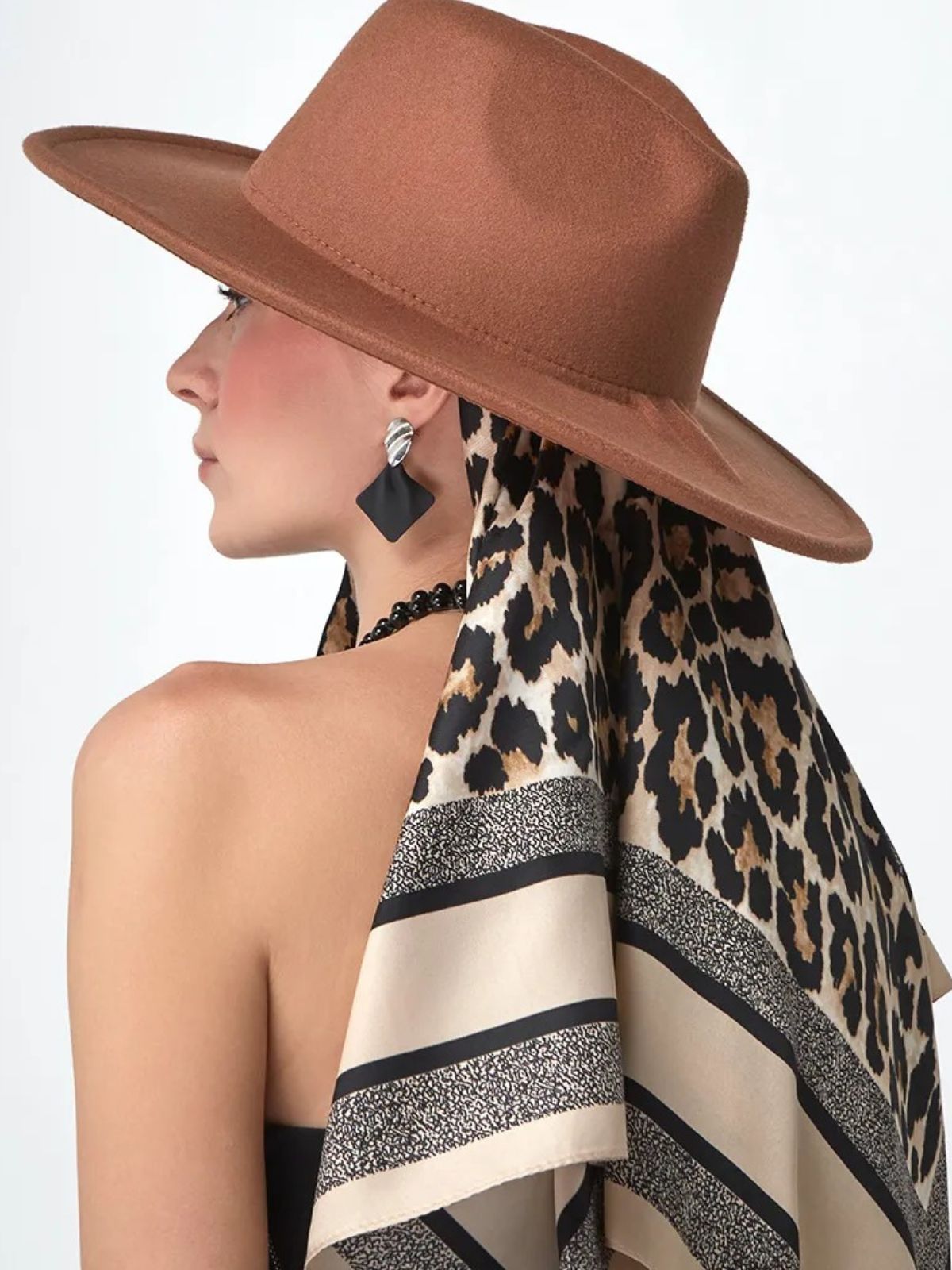 Foulard femme soyeux léopard, carré 90x90 cm, accessoire cheveux ou cou, imprimé animal beige et noir, printemps été modèle Pricilla - Écharpe - Beige Léopard