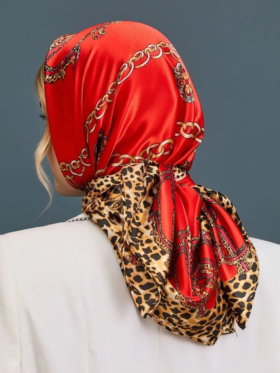 Foulard léopard rouge, carré soyeux 90x90, foulard imprimé chaînes, accessoire mode femme, foulard cheveux ou cou, modèle Oline - Écharpe - Rouge