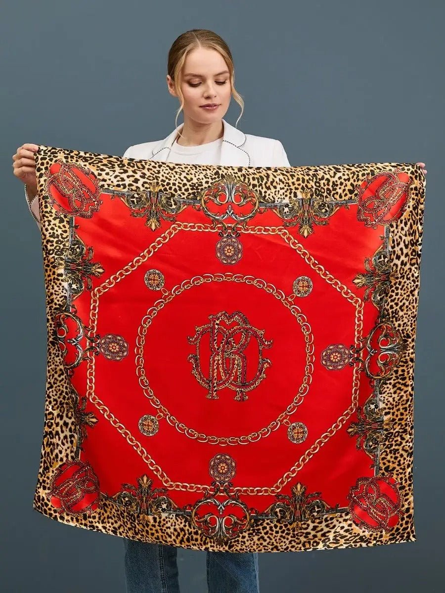 Foulard léopard rouge, carré soyeux 90x90, foulard imprimé chaînes, accessoire mode femme, foulard cheveux ou cou, modèle Oline - Écharpe - Rouge
