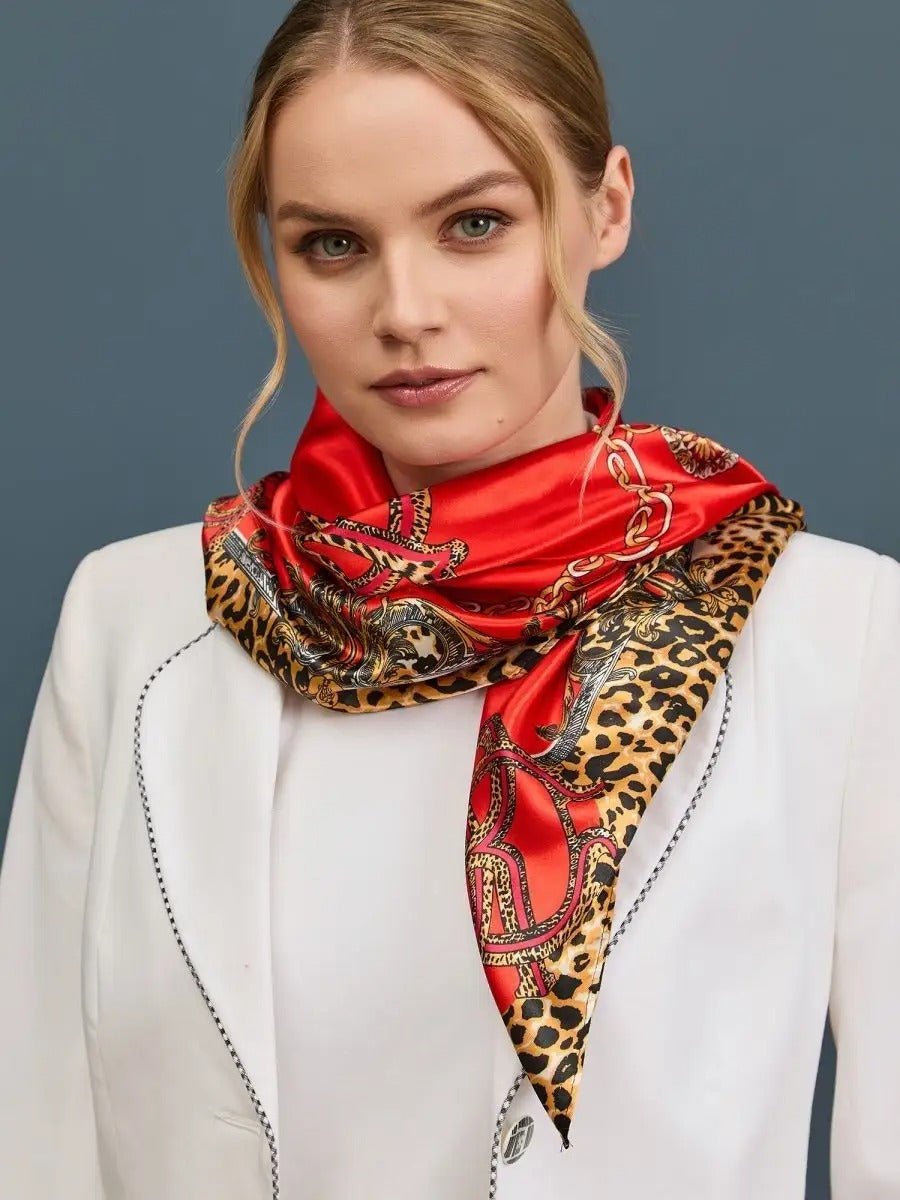 Foulard léopard rouge, carré soyeux 90x90, foulard imprimé chaînes, accessoire mode femme, foulard cheveux ou cou, modèle Oline - Écharpe - Rouge