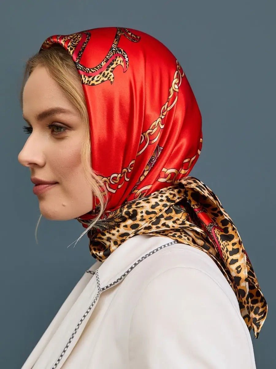 Foulard léopard rouge, carré soyeux 90x90, foulard imprimé chaînes, accessoire mode femme, foulard cheveux ou cou, modèle Oline - Écharpe - Rouge