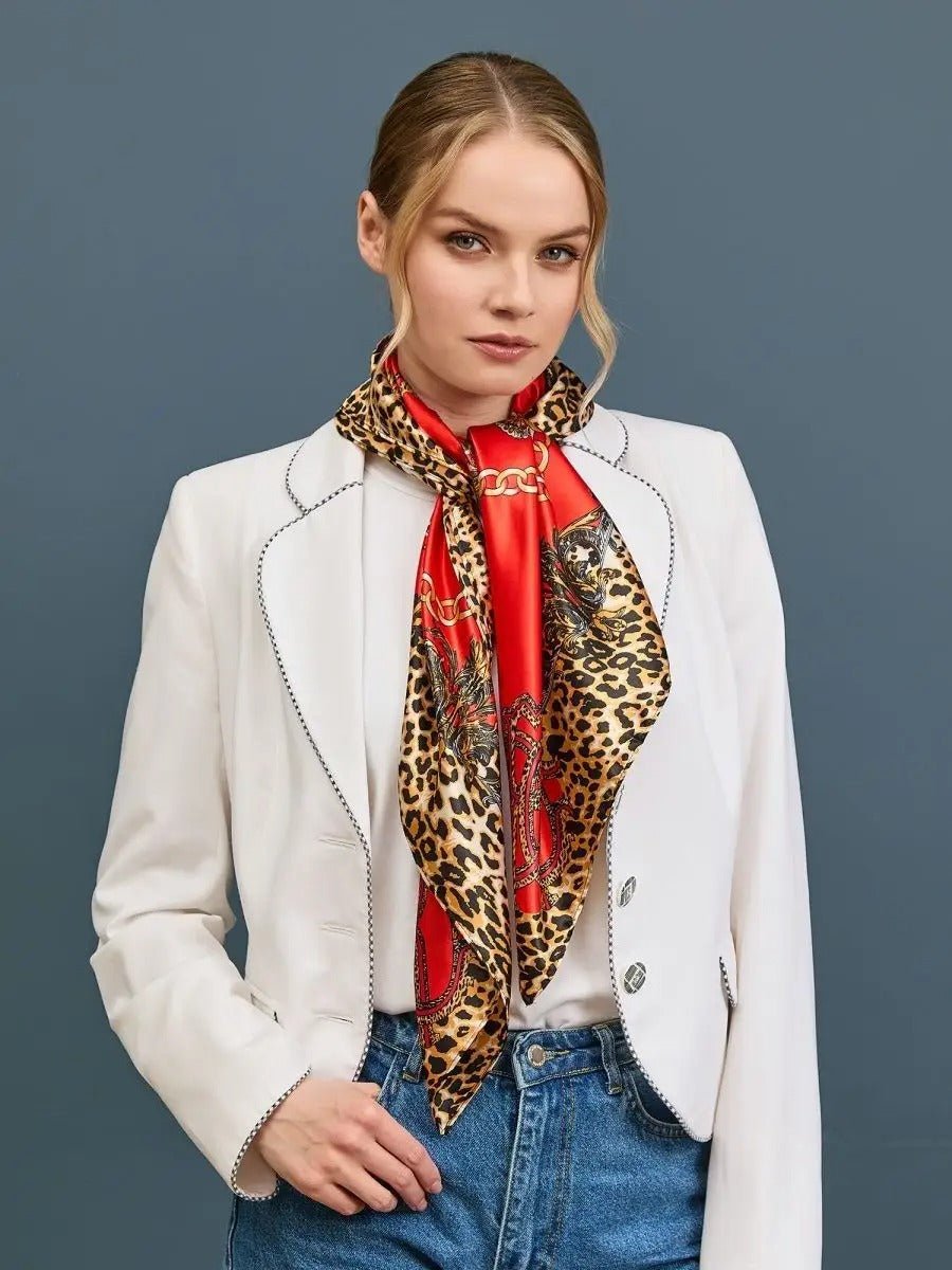 Foulard léopard rouge, carré soyeux 90x90, foulard imprimé chaînes, accessoire mode femme, foulard cheveux ou cou, modèle Oline - Écharpe - Rouge