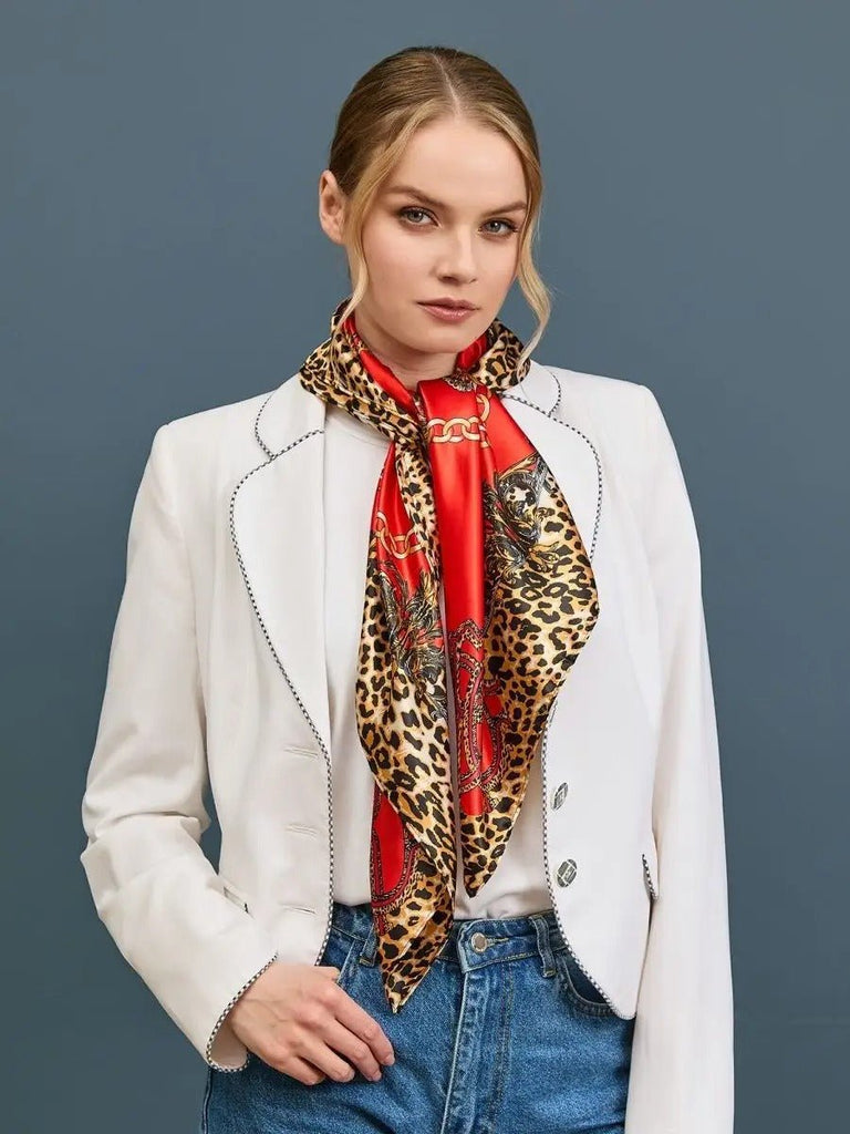 Foulard léopard rouge, carré soyeux 90x90, foulard imprimé chaînes, accessoire mode femme, foulard cheveux ou cou, modèle Oline - Écharpe - Rouge