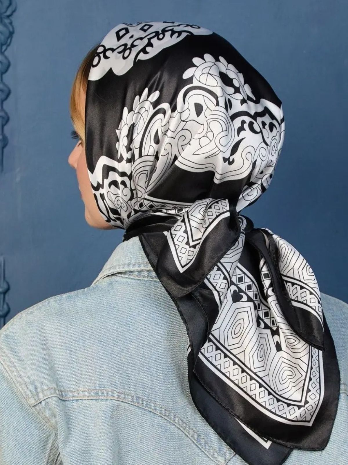 Foulard noir et blanc, imprimé géométrique floral, soyeux et doux, accessoire cheveux et cou, foulard carré 90x90, aspect soie artificielle, foulard femme toutes saisons, modèle Divana - Écharpe - Noir