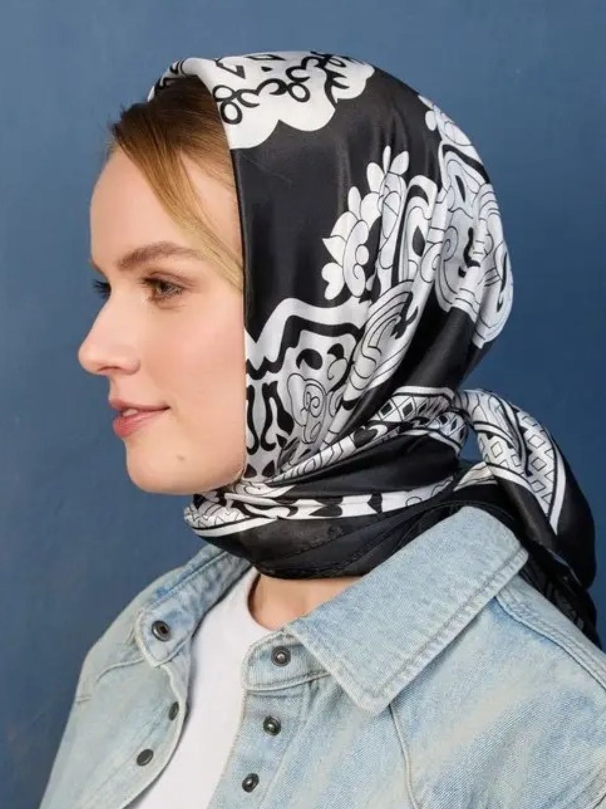 Foulard noir et blanc, imprimé géométrique floral, soyeux et doux, accessoire cheveux et cou, foulard carré 90x90, aspect soie artificielle, foulard femme toutes saisons, modèle Divana - Écharpe - Noir