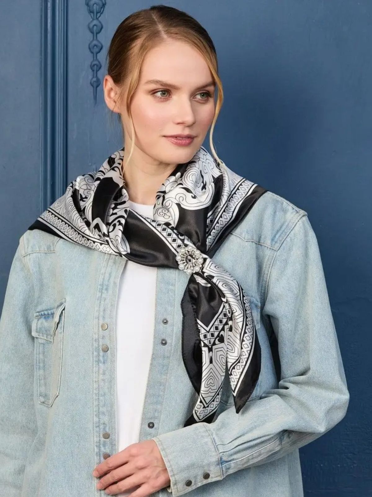 Foulard noir et blanc, imprimé géométrique floral, soyeux et doux, accessoire cheveux et cou, foulard carré 90x90, aspect soie artificielle, foulard femme toutes saisons, modèle Divana - Écharpe - Noir