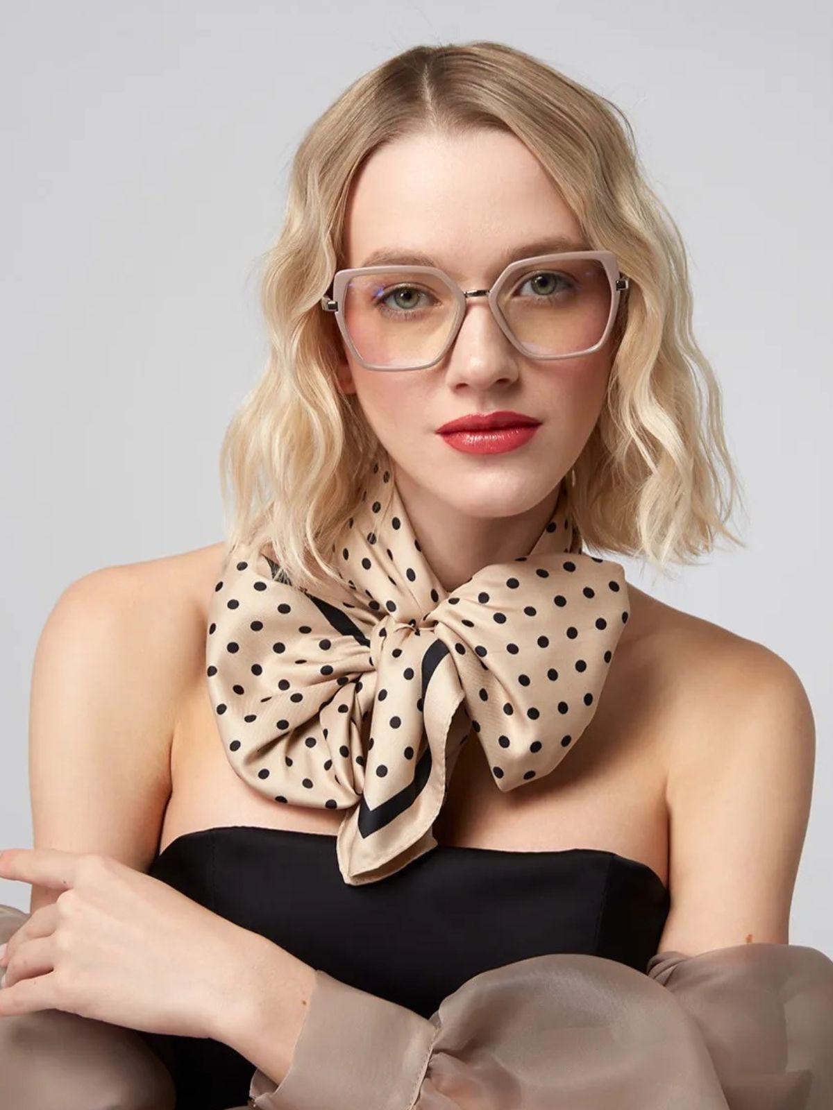 Foulard soyeux femme pois noir, carré beige 90x90, foulard cou et tête, accessoire doux et léger, chic printemps été, modèle Sophia - Écharpe - Beige