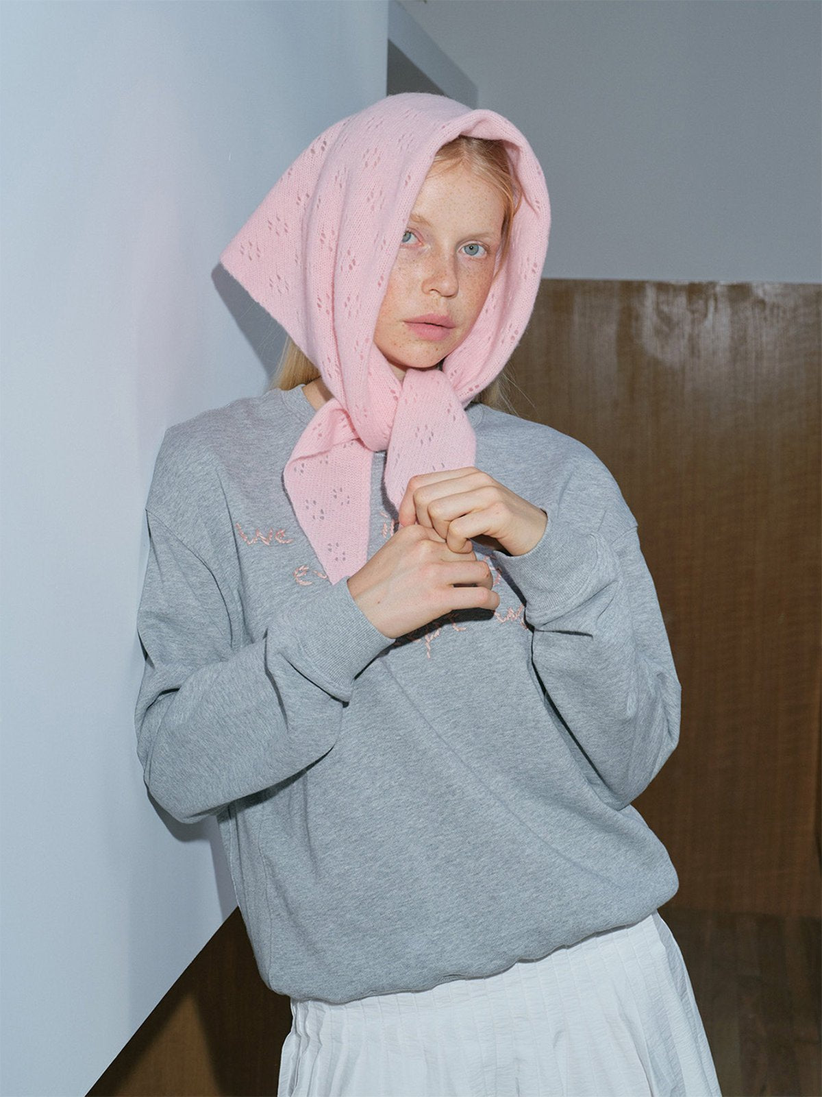 Foulard triangle en laine, maille ajourée douce, écharpe d’hiver femme, style punk et streetwear, coloris pastel, modèle Civic - Écharpe - Rose