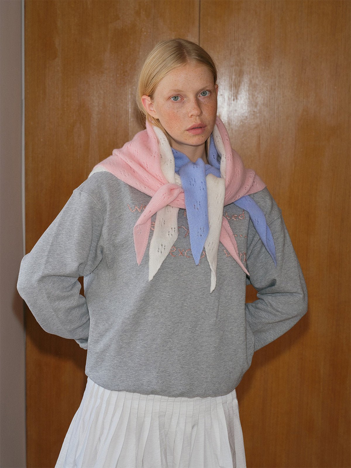 Foulard triangle en laine, maille ajourée douce, écharpe d’hiver femme, style punk et streetwear, coloris pastel, modèle Civic - Écharpe - Rose