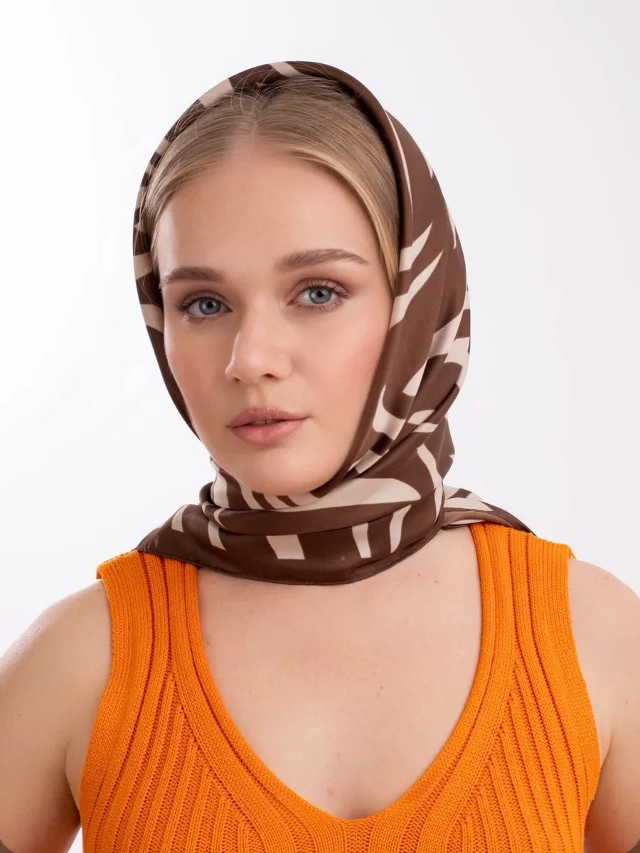 Foulard zébré, imprimé animal, carré 90x90 en imitation satin doux, accessoire de mode femme, foulard léger à nouer, style moderne et géométrique, modèle Sybel - Écharpe - Marron et beige