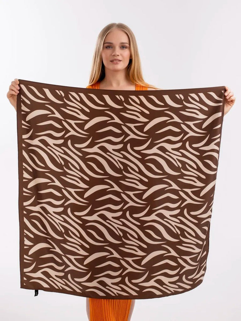 Foulard zébré, imprimé animal, carré 90x90 en imitation satin doux, accessoire de mode femme, foulard léger à nouer, style moderne et géométrique, modèle Sybel - Écharpe - Marron et beige