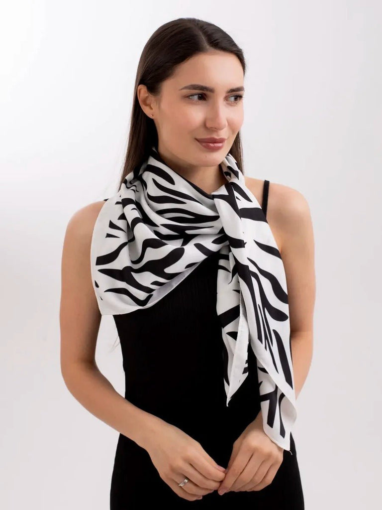 Foulard zébré, imprimé animal, carré 90x90 en imitation satin doux, accessoire de mode femme, foulard léger à nouer, style moderne et géométrique, modèle Sybel - Écharpe - Noir et blanc
