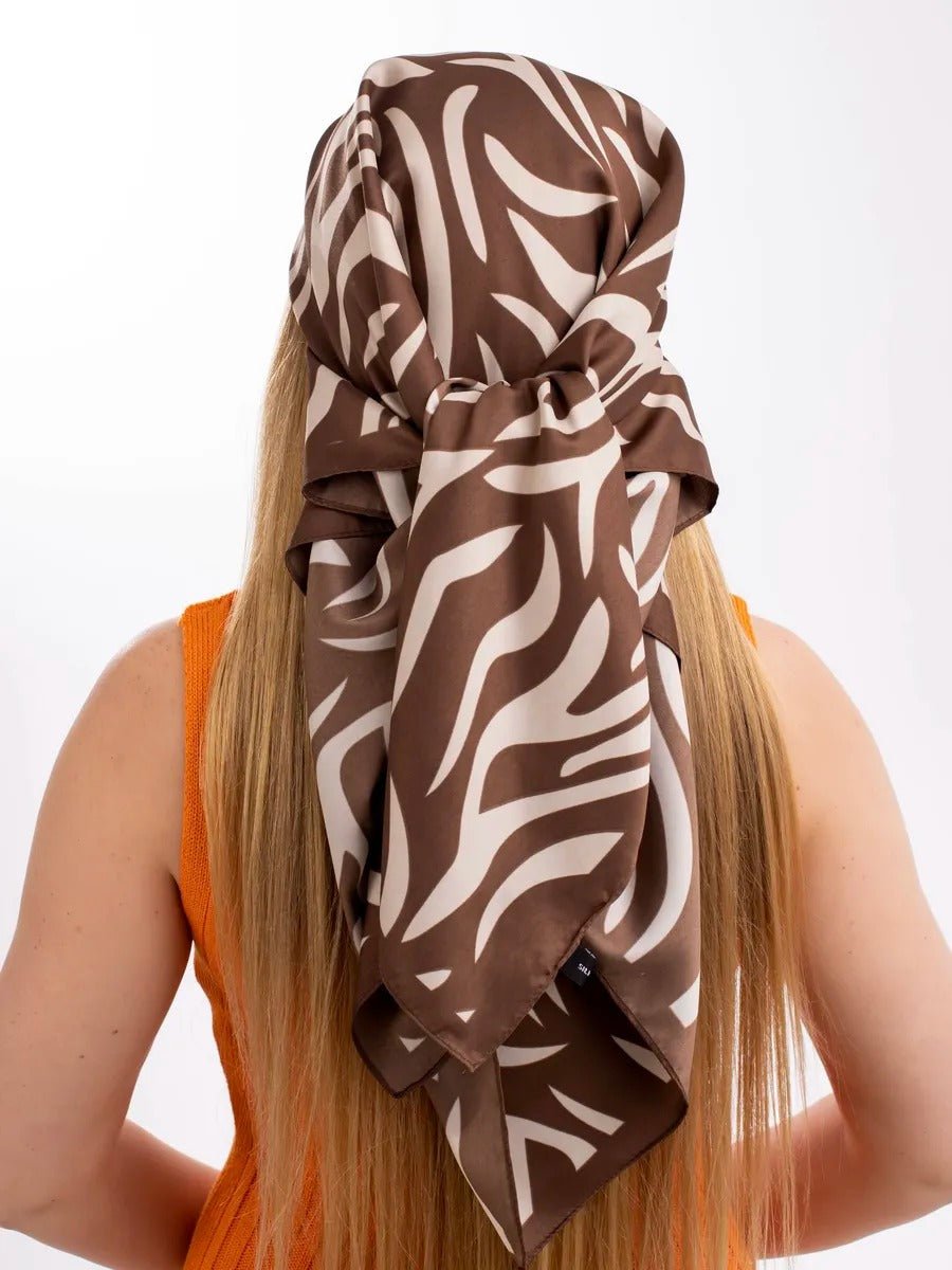 Foulard zébré, imprimé animal, carré 90x90 en imitation satin doux, accessoire de mode femme, foulard léger à nouer, style moderne et géométrique, modèle Sybel - Écharpe - Marron et beige