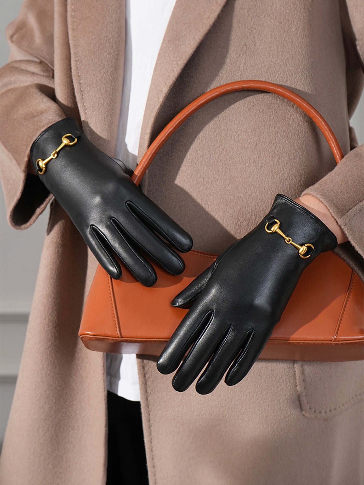 Gants cuir femme noir, accessoire hiver cuir, gants doublés chauds, tactiles élégants, gants avec détail doré, modèle Jinya - Écharpe - Noir M
