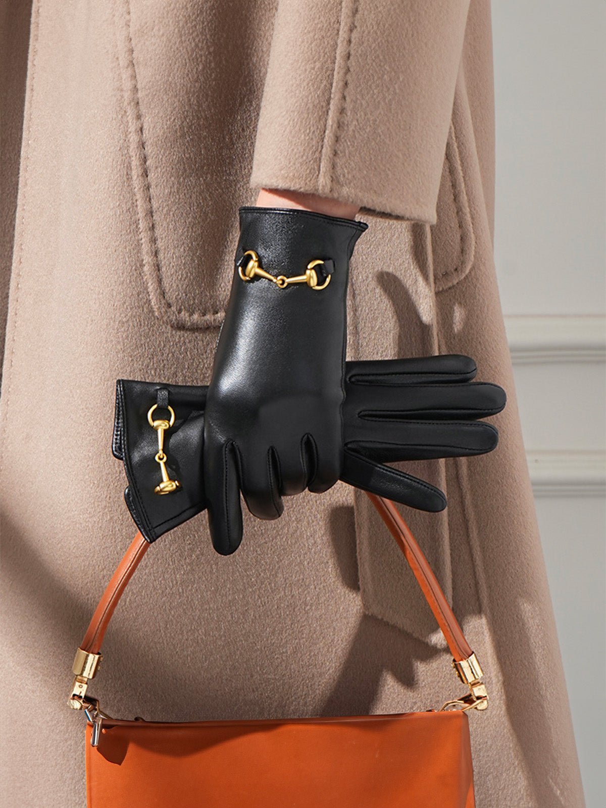 Gants cuir femme noir, accessoire hiver cuir, gants doublés chauds, tactiles élégants, gants avec détail doré, modèle Jinya - Écharpe - Noir M