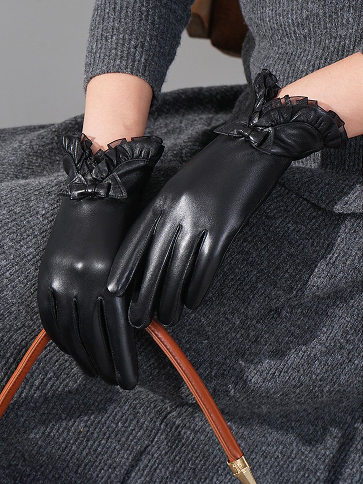 Gants en cuir noir femme hiver, accessoire tactile doublé polaire, protection main hiver chic, gant en cuir d'agneau souple, nœud décoratif poignet, modèle Clover - Écharpe - Noir M