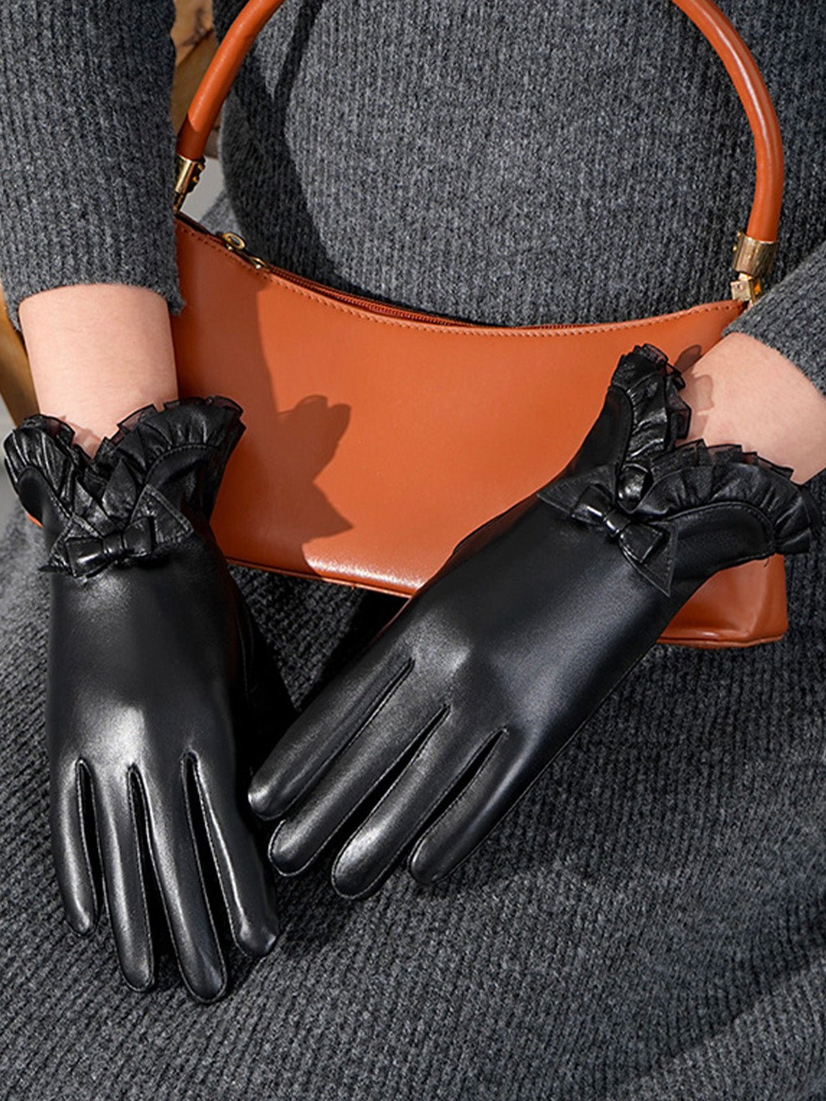 Gants en cuir noir femme hiver, accessoire tactile doublé polaire, protection main hiver chic, gant en cuir d'agneau souple, nœud décoratif poignet, modèle Clover - Écharpe - Noir M