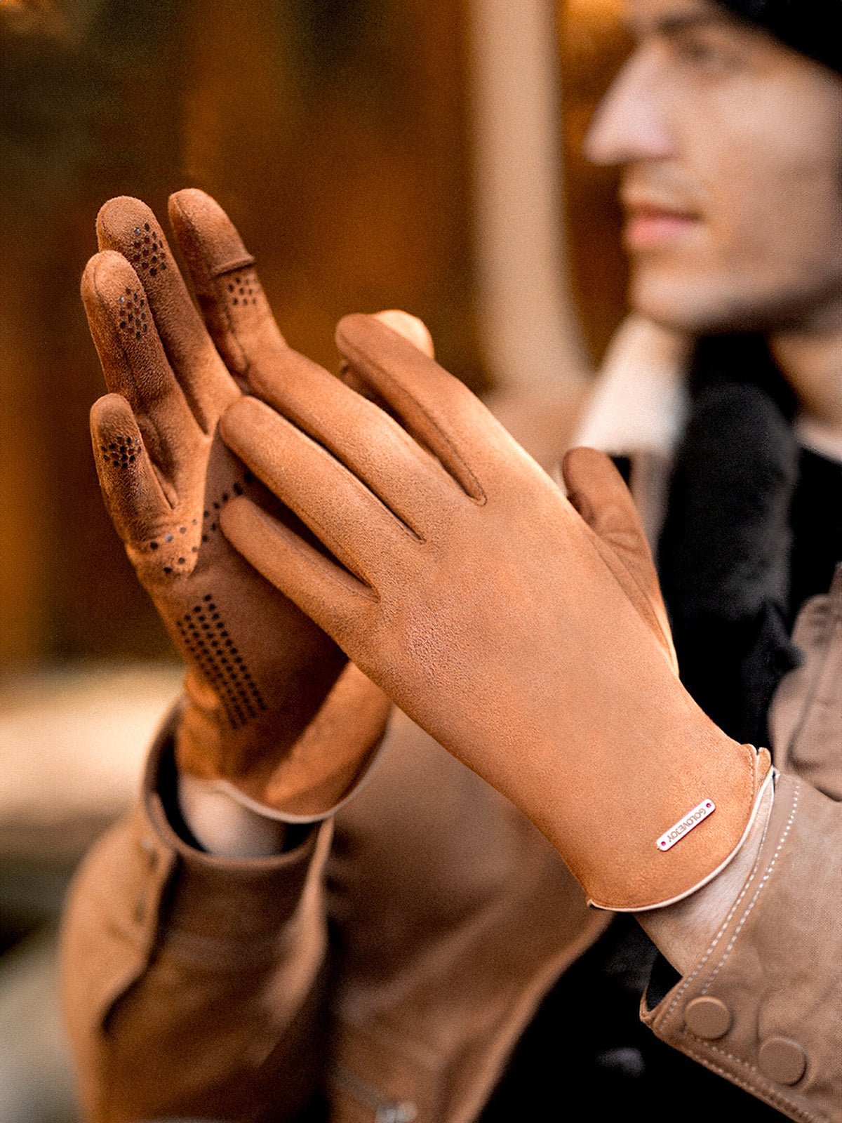 Gants homme hiver, suédine tactile, doublure chaude, paume antidérapante, accessoire mode hiver, gants chic, modèle Gustave - Gants - Camel