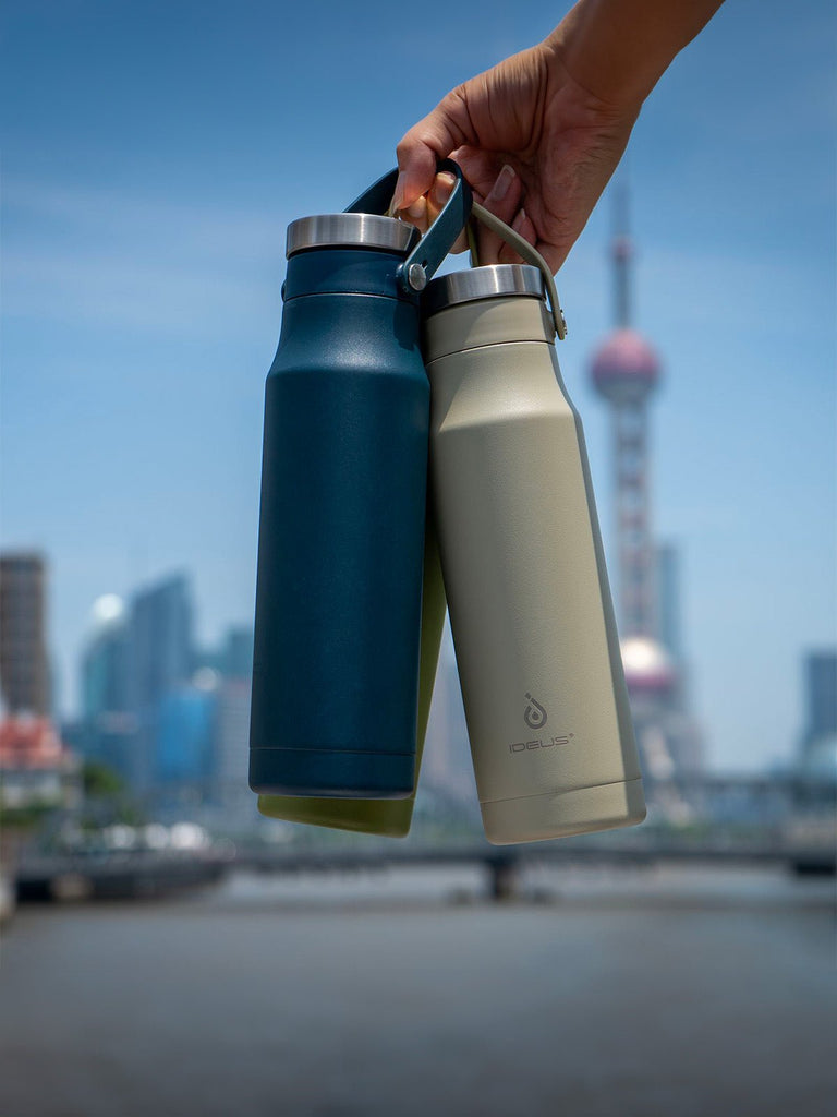 Gourde isotherme en inox 304, gamme IDEUS, bouteille étanche 700ml, poignée portable, maintien chaud 12h froid 24h, revêtement mat, sans BPA, modèle Xami - Gourde et Thermos - Bleu nuit