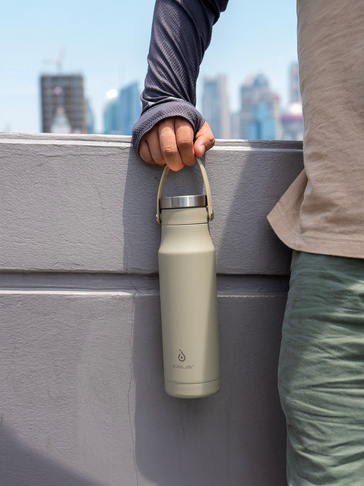 Gourde isotherme en inox 304, gamme IDEUS, bouteille étanche 700ml, poignée portable, maintien chaud 12h froid 24h, revêtement mat, sans BPA, modèle Xami - Gourde et Thermos - Bleu nuit